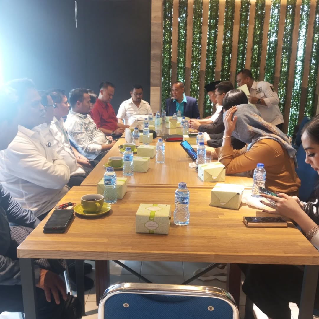 Sejumlah anggota Pafi Nusa Tenggara Timur dan perwakilan DPRD tengah mengikuti pertemuan koordinasi untuk membahas strategi peningkatan layanan farmasi di wilayah NTT